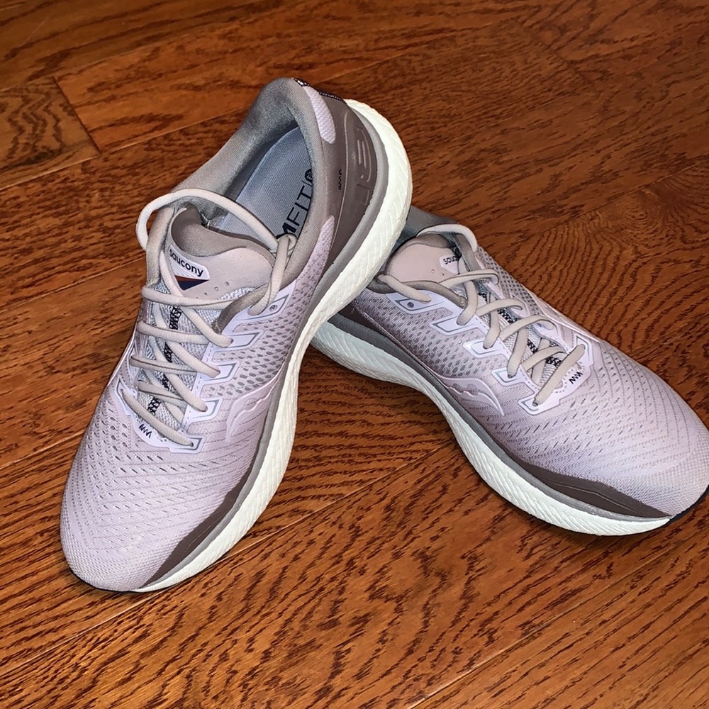 Womens 10.5 Saucony Triumph 18